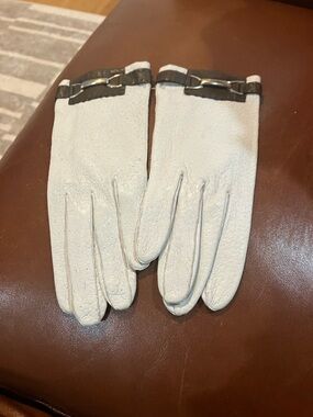 Vintage Women’s White Leather Gloves with faux clasp